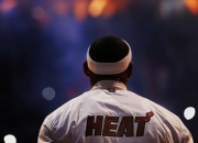 开云在线赛事平台-范弗利特夜战封神，F1街道赛的压制级艺术