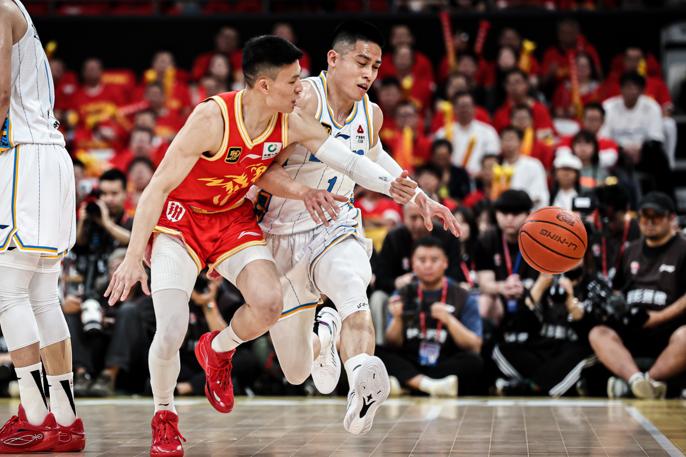 新晋球员表现抢眼，助球队获得胜利，继续在CBA联赛崭露头角
