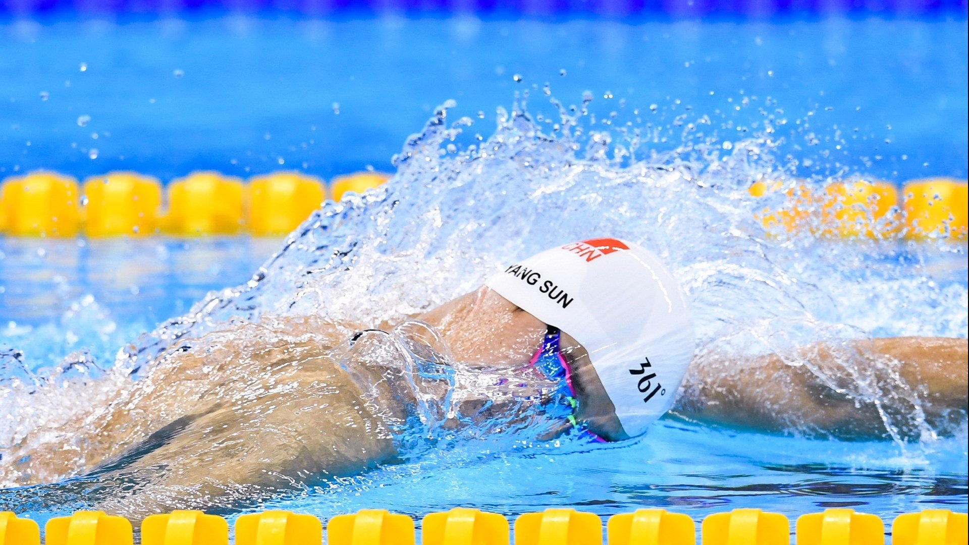 当戈壁热浪遇见巴黎铁塔，文班亚马在丝绸之路篮球赛上重塑攻防法则