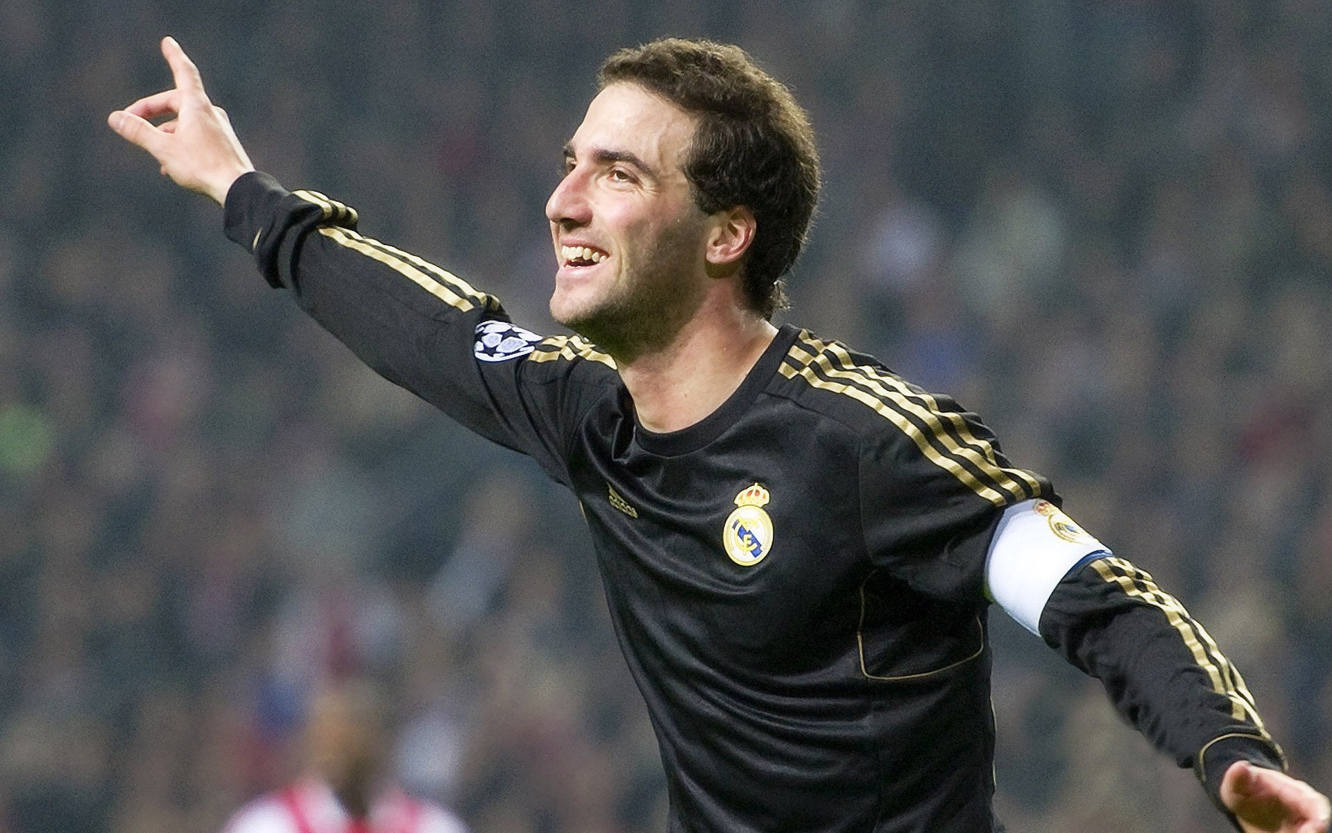 赛道与球场，维斯塔潘的国王加冕与吉林队的坚韧启示